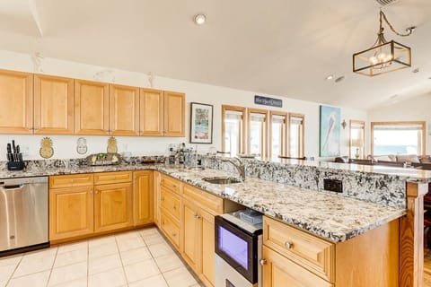 Top-Level Kitchen with Bar (seats 4)