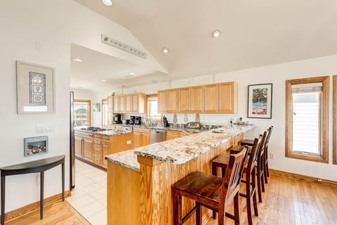 Top-Level Kitchen with Bar (seats 4)