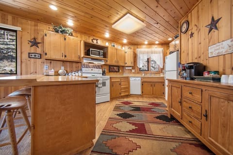 Whether you`re a seasoned chef or just love whipping up a quick meal, you`ll find everything you need here. This kitchen is a haven for foodies.