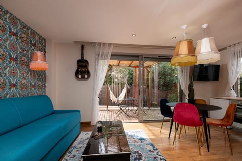 Lounge and dining area with direct view of your private terrace at Mandara Beach – An ideal space for working or relaxing in an inspiring setting, in Juan-les-Pins. Perfect for a professional stay or comfortable remote work