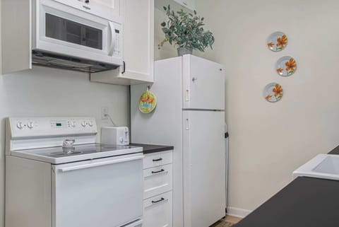 Fully stocked kitchen with all the essentials—coffee maker, cookware, blender, and more—perfect for cooking and dining together!