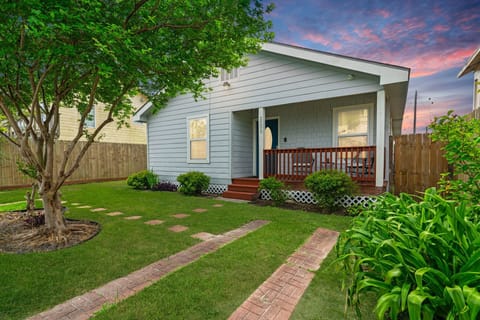 Cute walk way to the front door!