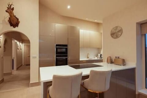 7d070d85 fbd5 482b abe5 8a065dfec236