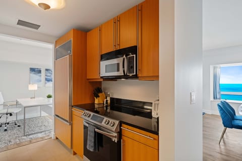 Modern of the Condo in Miami Florida - The kitchen has all the necessary appliances - Cookware to make delicious meals - Kitchen with stainless steel appliances - Integrated appliances for a seamless and stylish appearance