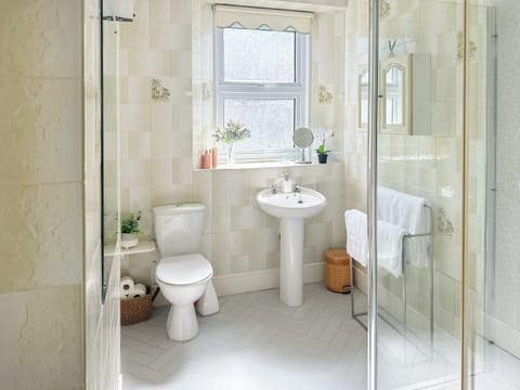Bathroom | St Anne&rsquo;s Cottage, Torquay