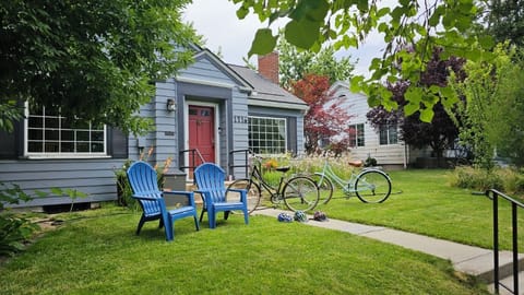 West End Bungalow. Quiet neighborhood, walk to grocery, downtown, restaurants.