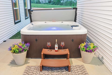 Brand new 6-Person Hot Tub!
