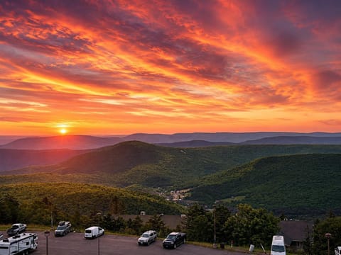Relax this summer at Rimfire Lodge 145 with stunning mountain and sunset views.