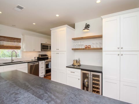 Full kitchen and cocktail bar area