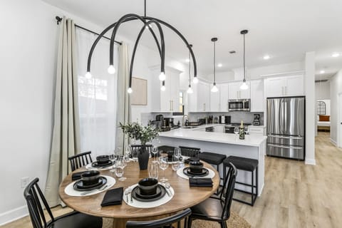 Enjoy your meal at the 6 seater dining table and the 4 seater breakfast counter.