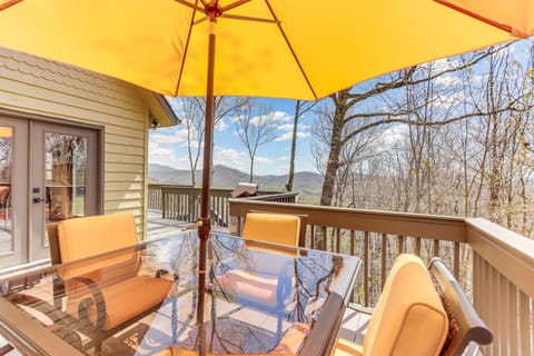 Murphy Vacation Rental | 2BR | 2BA | 1,300 Sq Ft | Stairs Required