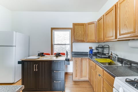 Kitchen | Main Level | Cooking Basics | Breakfast Bar