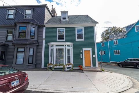🏠 Explore St. Johns from our peaceful haven! Our home boasts scenic views of the park & its charming architecture. Create lifelong memories here! 😊