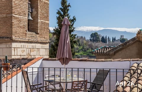 Private terrace with views of the Alhambra and the mountains 