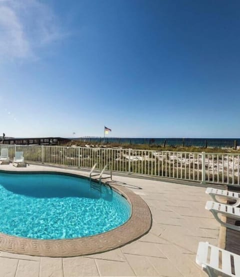 (OUTSIDE POOL) A pool heated all year round. Open from 8 am to 10 pm daily.
Spring Break Paradise!  Dive into relaxation at Harbour Place’s beachfront pool!  