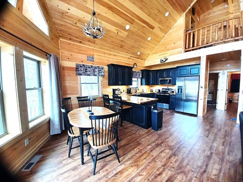 Table for 6pp & Counter Seating for 2pp