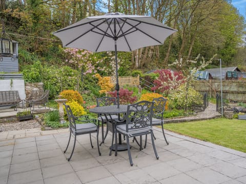 Sitting-out-area | Miners Arms Cottage, Stepaside, near Saundersfoot