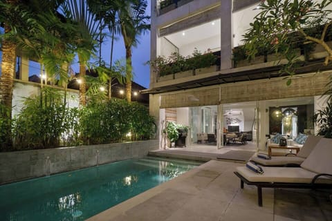 You can truly relax in this private and safe villa in the heart of Petitenget/Seminyak.