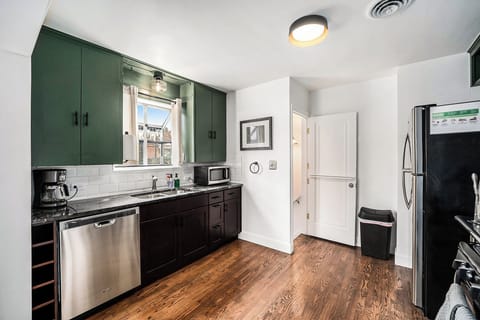 Easy-to-use kitchen setup for cooking meals or quick snacks.