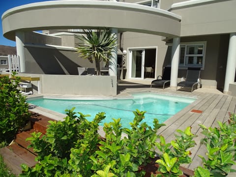 Private splash pool
(not fenced nor netted) at the outside entertainment area