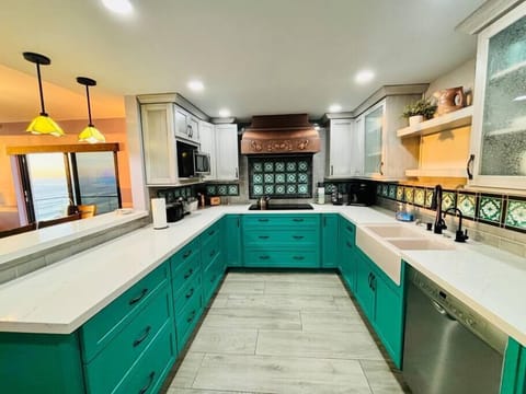 Feel at home, wherever you go! Full kitchen with ocean views!