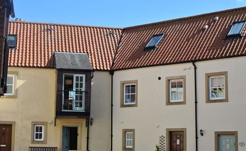 Coorie Cottage is a terraced townhouse in a quiet courtyard