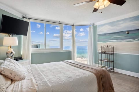 Queen bed and amazing view