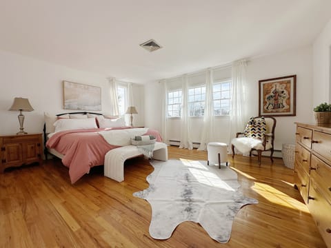 Main bedroom with bathroom en suite