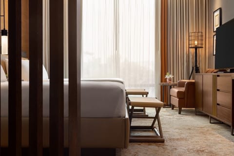 Elegant unit with 2 Queen beds, mini-fridge and flat screen TV