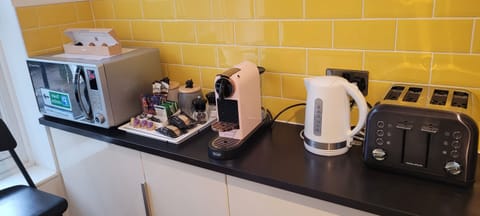 Fully equipped kitchen- Avenue Road apartment Leamington Spa