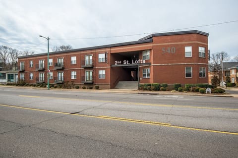 Centrally located in downtown Clarksville, this loft is only blocks from the university, boutique shops, great food, cocktails, entertainment, and the riverwalk.