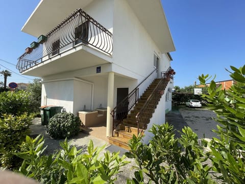 Cloud, Water, Sky, Plant, Property, Azure, Natural Landscape, Swimming Pool, Tree, Vegetation