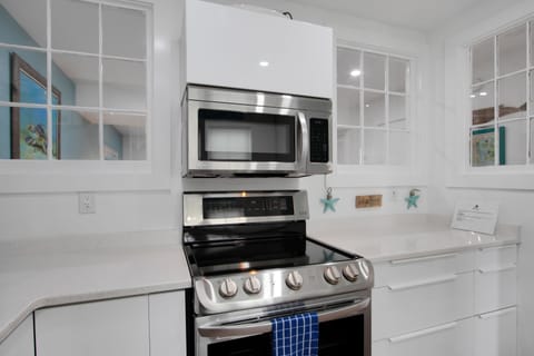 Stainless steel appliances make cooking a breeze.