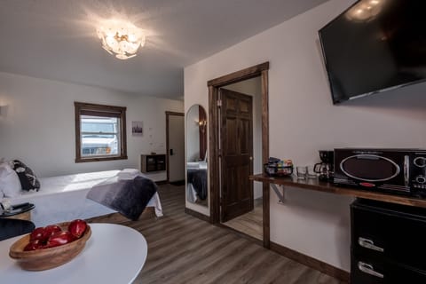 "Check-in was super easy and as instructed. The suite was super cute, and I loved the all-gold accents!" Review – Viviana N