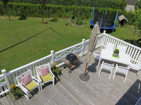 Stor terrass med grill och matplats.