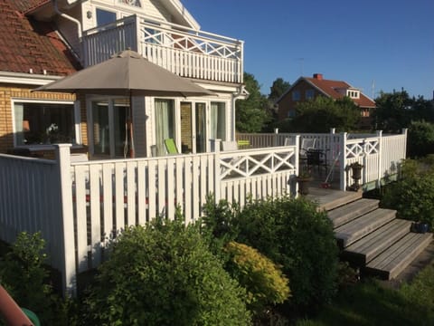 Stor solig terass med sol från förmiddag till sen kväll