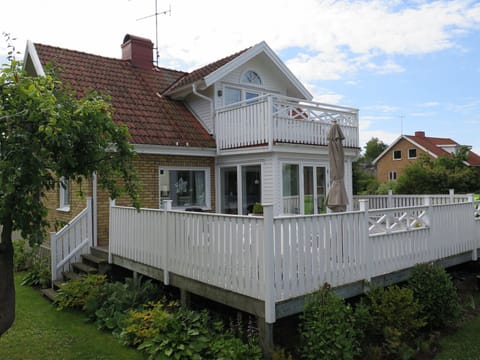 Stor terrass och balkong med sol från förmiddag till sen kväll.