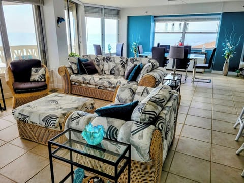 LIVING & DINING ROOM