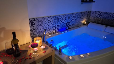 Indoor spa tub