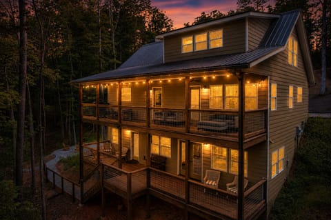 Nestled in the woods of North Georgia, this stunning cabin comes alive at sunset with glowing lights, peaceful forest views, and cozy mountain vibes around every corner. 🌲🔥