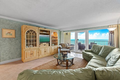 304HUNT Living Room