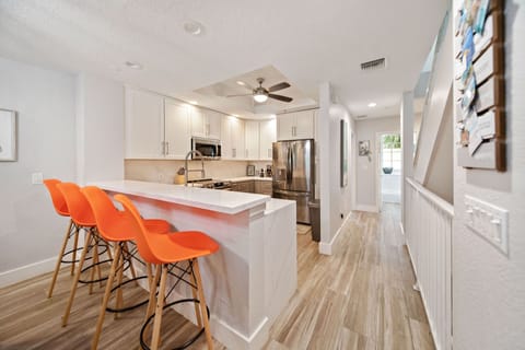 Gorgeous fully stocked modern kitchen