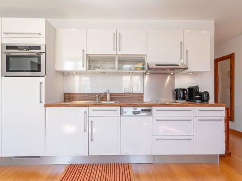 Brown, Cabinetry, Kitchen Sink, Countertop, Property, Building, White, Sink, Kitchen, Kitchen Stove