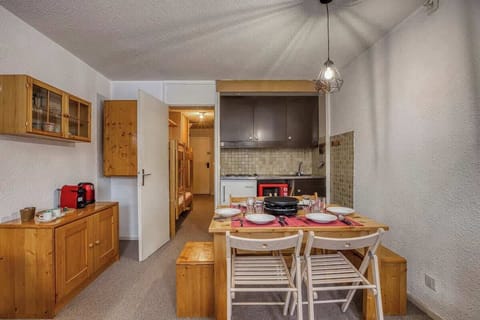 Dining table, coffea station, ideal for "après ski" or during summer after walks in the mountain.