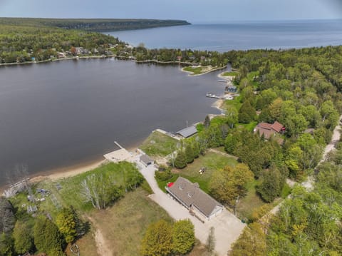 A bird's eye view reveals the lush surroundings and idyllic placement of Jack's Retreat amidst the beauty of Barrow Bay.