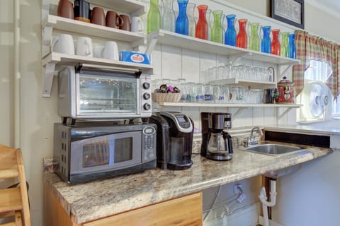 Kitchentte/Coffee bar for first thing in the morning or a convenient refresh.