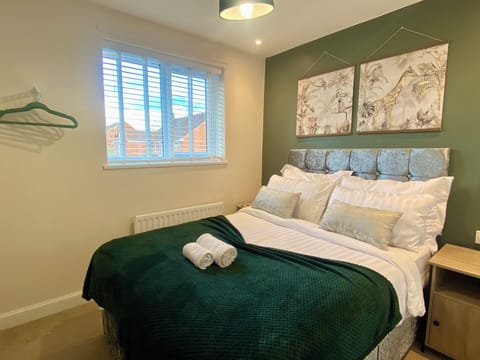 Luxury Group Stay With Fully Equipped Lge Kitchen, Fast Wifi House in Bedford
