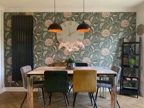 Luxury Group Stay With Fully Equipped Lge Kitchen, Fast Wifi House in Bedford