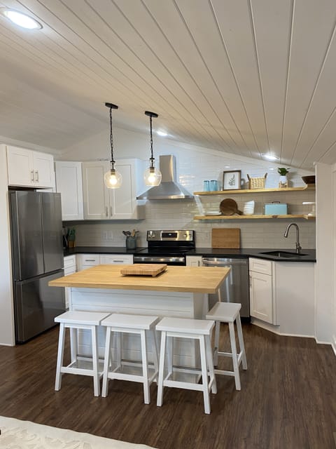 Full size kitchen with with a Coffe/Tea bar w/ cream & sugar.