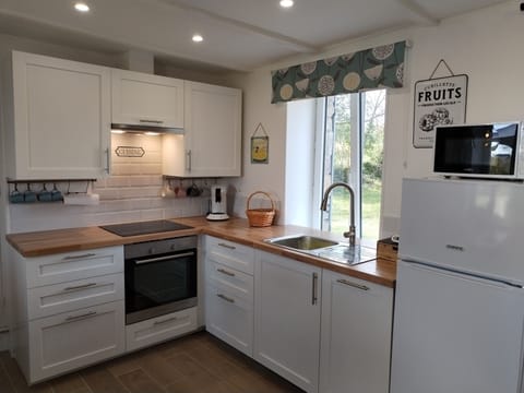 Fully fitted kitchen